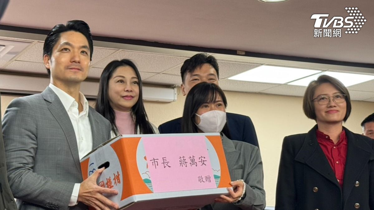 蔣萬安到委員會送水果致意。（圖／陳怡潔攝）