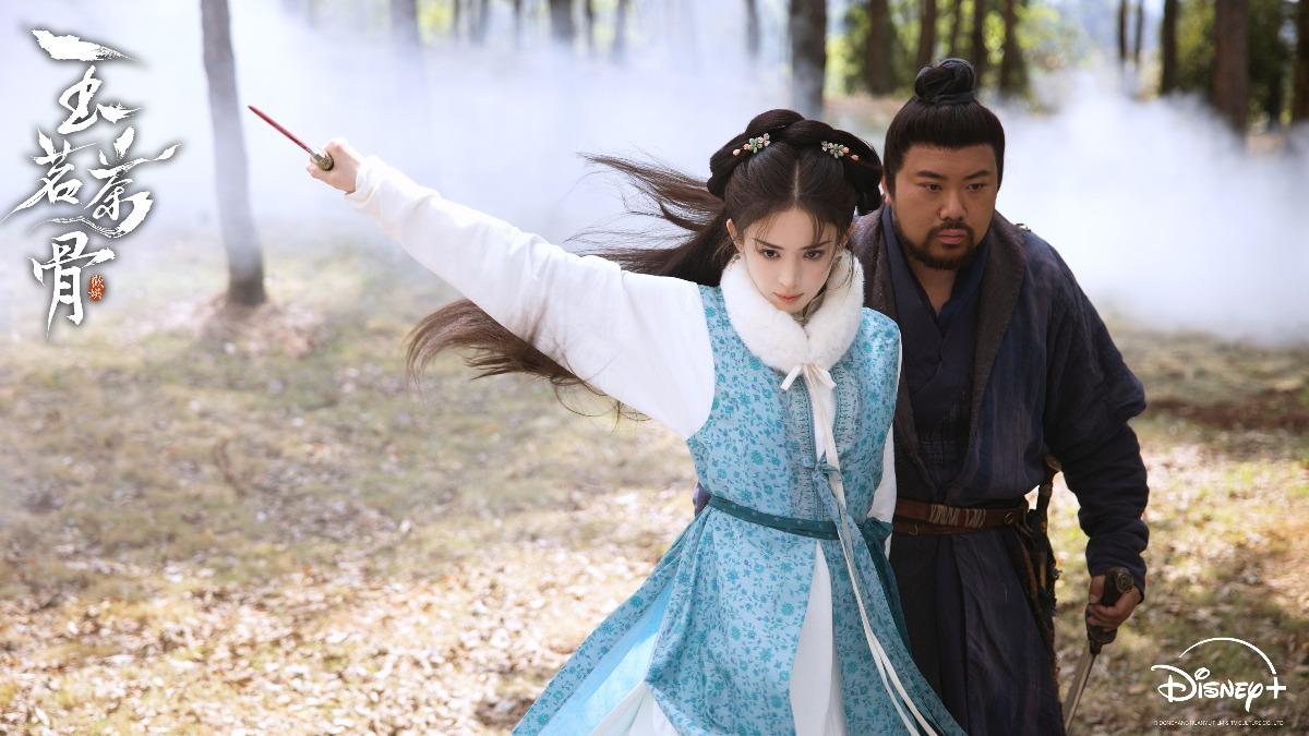 古力娜扎（前）劇中扮茶王之女榮善寶，魄力十足。（圖／Disney+提供）