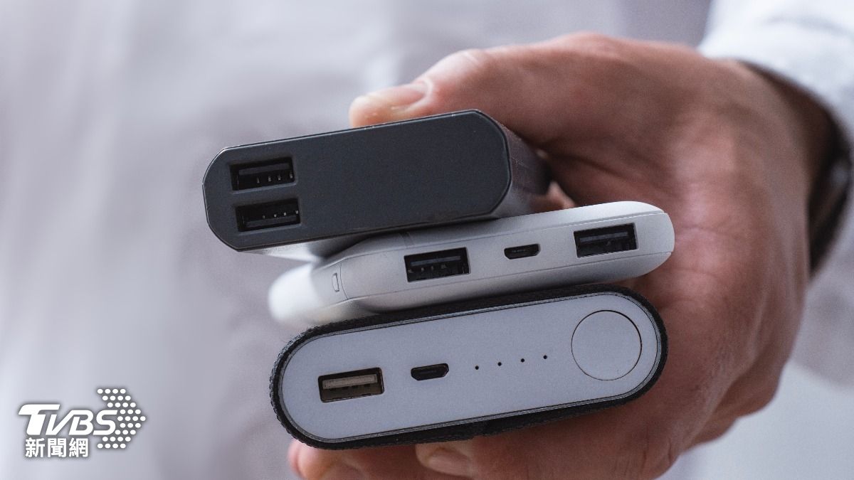 搭機時,行動電源務必隨身攜帶。(示意圖/shutterstock達志影像)