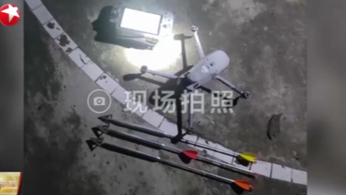 大陸四川一名男子非法獵殺山羌,無人機改裝夜視,空投鋼箭獵殺動物。(圖/上海東方衛視)