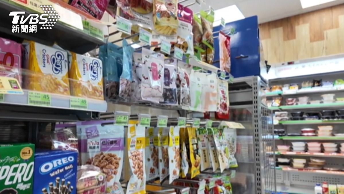 袁姓男子專偷超商裡的酸梅、小魚乾等下酒菜,每個不到一百元,卻面臨15倍賠償費用。(圖/TVBS)