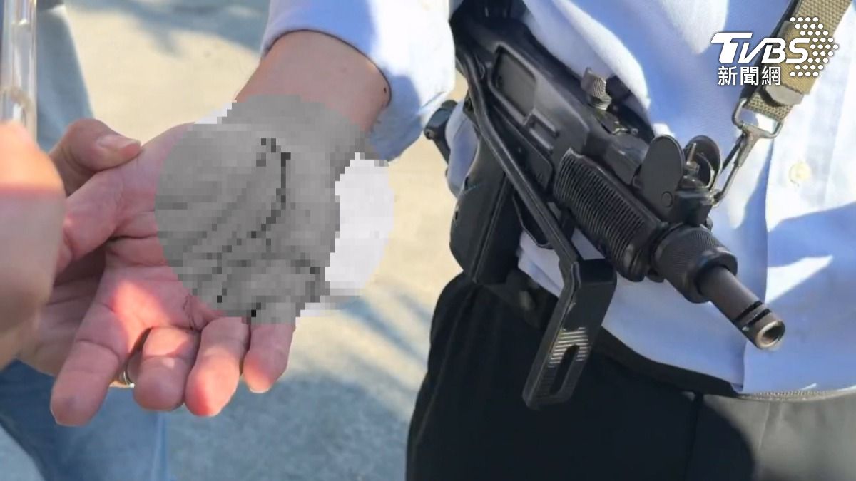 整個過程中,3名員警受傷,其中包括偵查隊長本人,他的手掌有明顯血漬。(圖/TVBS)