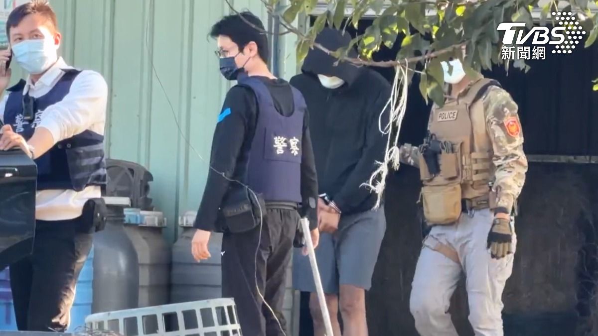目前嫌犯已落網,警方擔心可能還有同夥未到案,並持續對倉庫內部進行搜索,以確認是否藏有槍枝和毒品。(圖/TVBS)