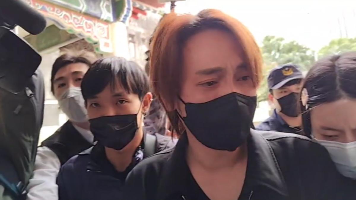 曹西平乾兒子淚崩現身殯儀館，要來處理乾爸後事。（圖／TVBS）
