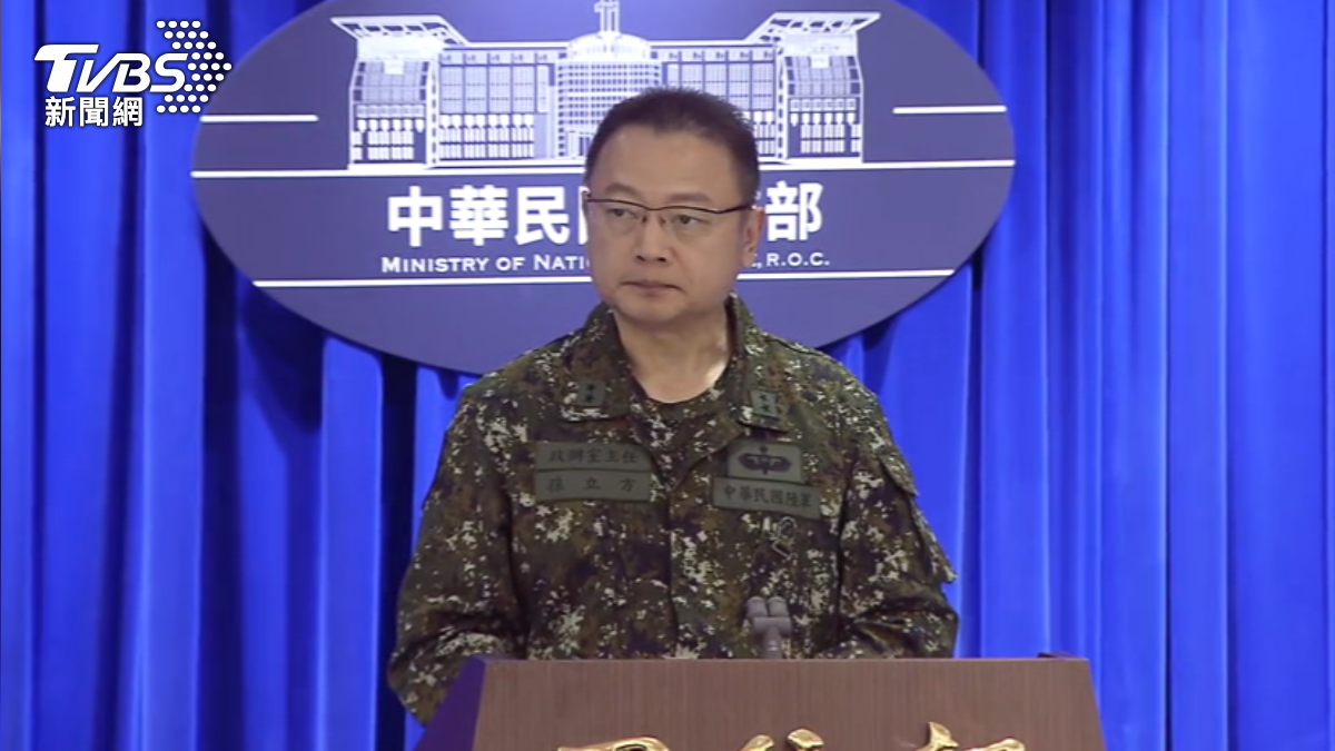 共軍公布影片稱圍台軍演「實彈全命中」,國防部記者會上表示,我方掌握,共軍共發射27枚多管火箭。(圖/TVBS)