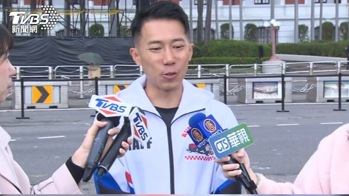 超馬選手陳彥博坦言首度在府前領唱很緊張,還特別研究如何清嗓。(圖/TVBS)