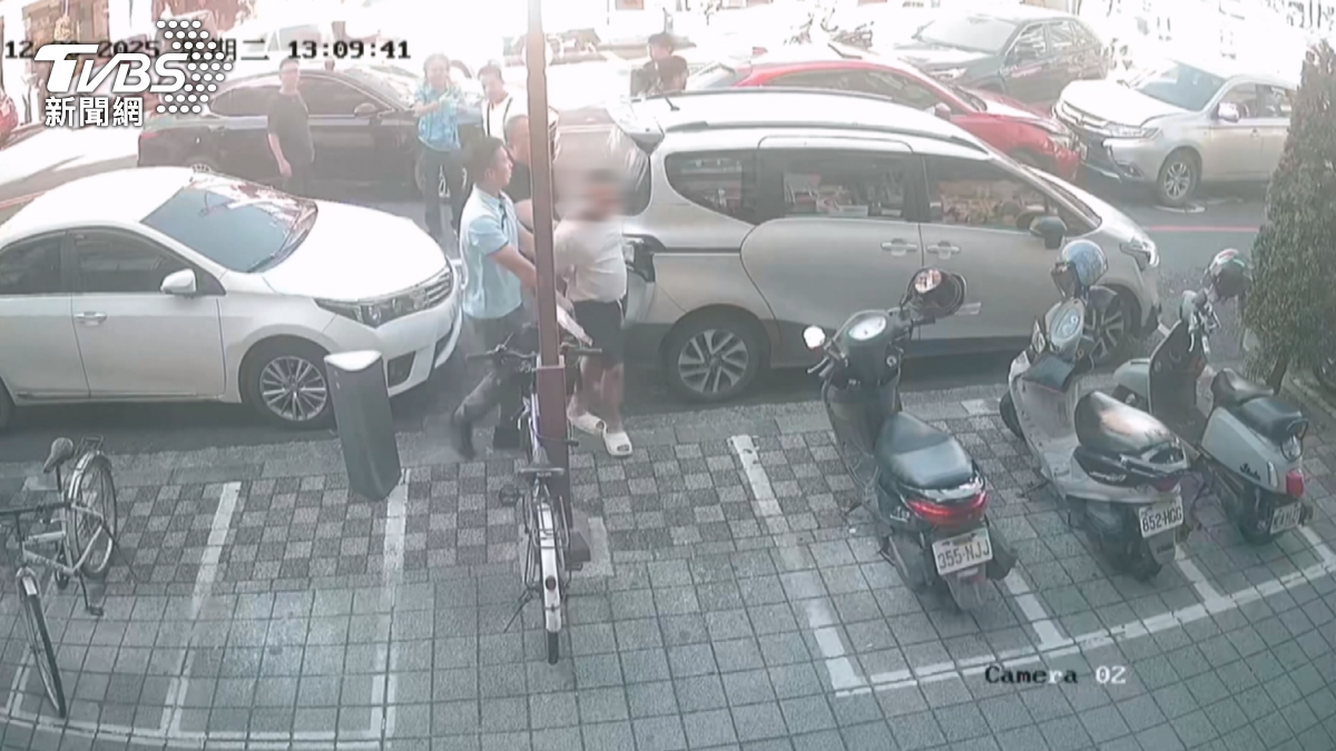 車手落跑被員警開車衝撞攔截,兩人被逮,仍有一人在逃。(圖/TVBS)