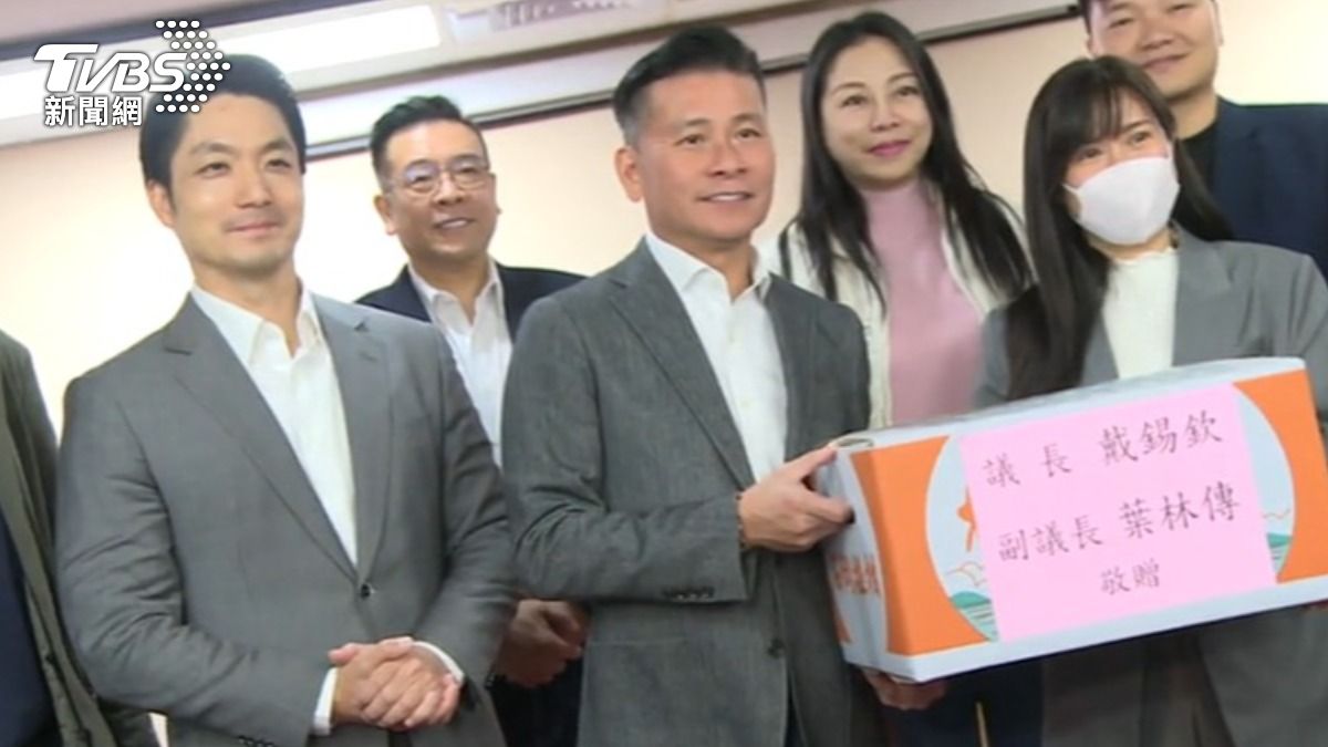 蔣萬安送水果，藍白議員氣氛融洽。（圖／TVBS）