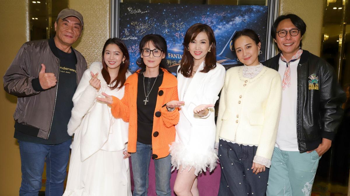 王自強(左起)、劉倩妏、朱岩蘭、廖家儀、何妤玟、張啓樂出席《空姐復仇記》殺青宴。(圖/民視提供)