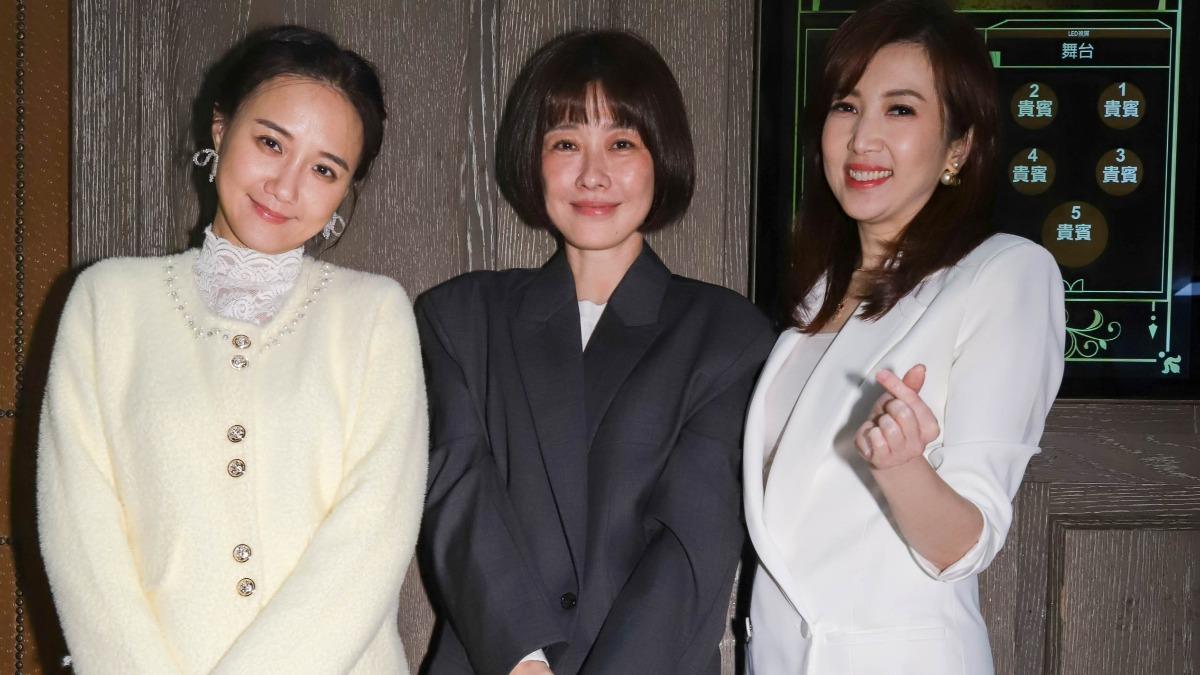 廖家儀(右起)首當製片,邀來好友李維維、何妤玟客串《空姐復仇記》。(圖/民視提供)