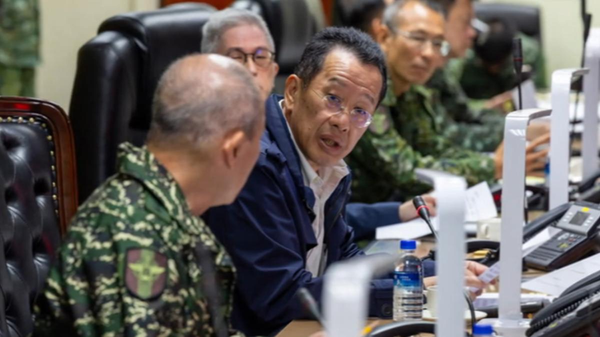 國防部長顧立雄坐鎮指揮中心，痛批共軍舉動冒進且挑釁。（圖／國防部）