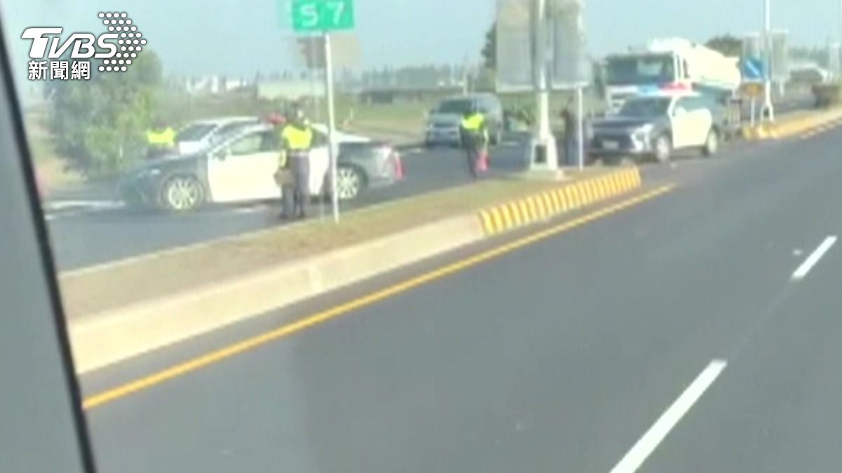 台19線驚傳離奇死亡車禍!「2騎士倒臥路中」 警方緊急追查肇逃嫌犯。(圖/TVBS)