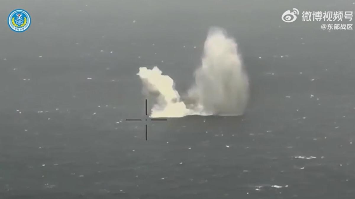 解放軍東部戰區公布的影像中，遠程多管火箭彈著密集，顯見射程和精準度都有相當程度。(圖／東部戰區微博)