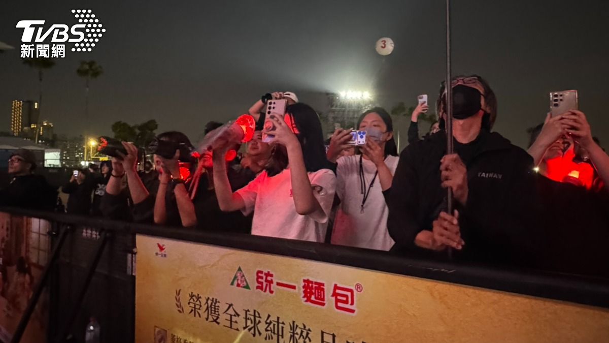 現場粉絲超興奮。(圖/TVBS)