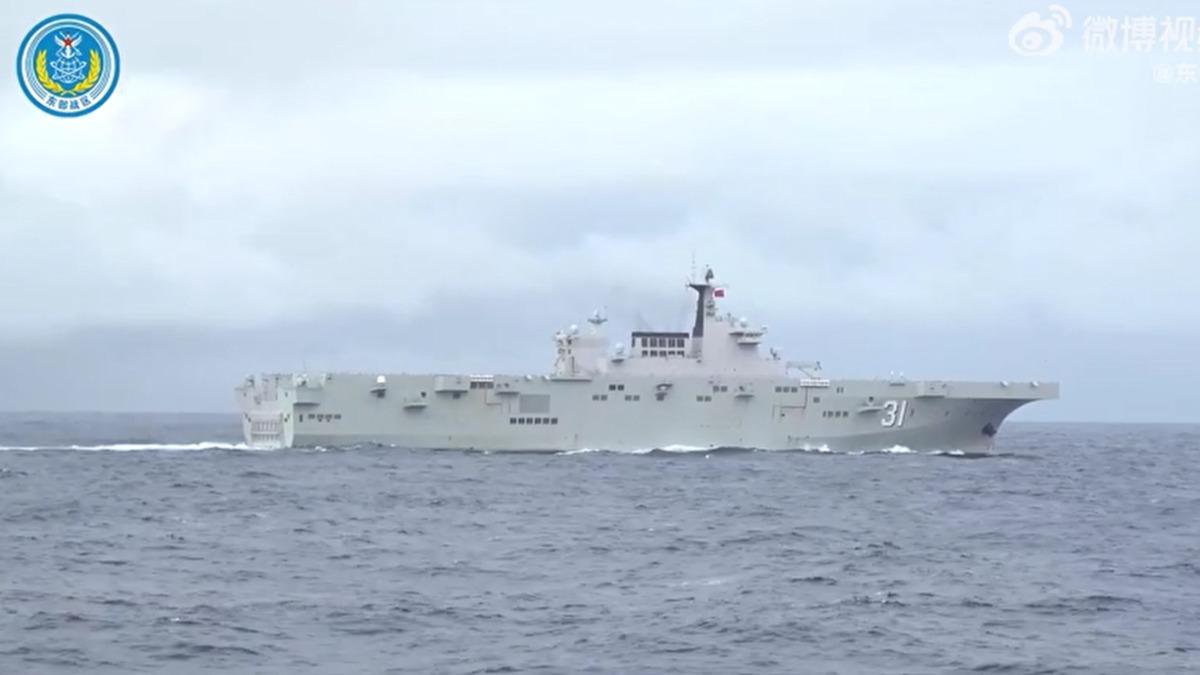 075型兩棲攻擊艦的海南號，首次現蹤對台軍演的隊列，也考驗我國反制立體登陸的應對。(圖／東部戰區微博)