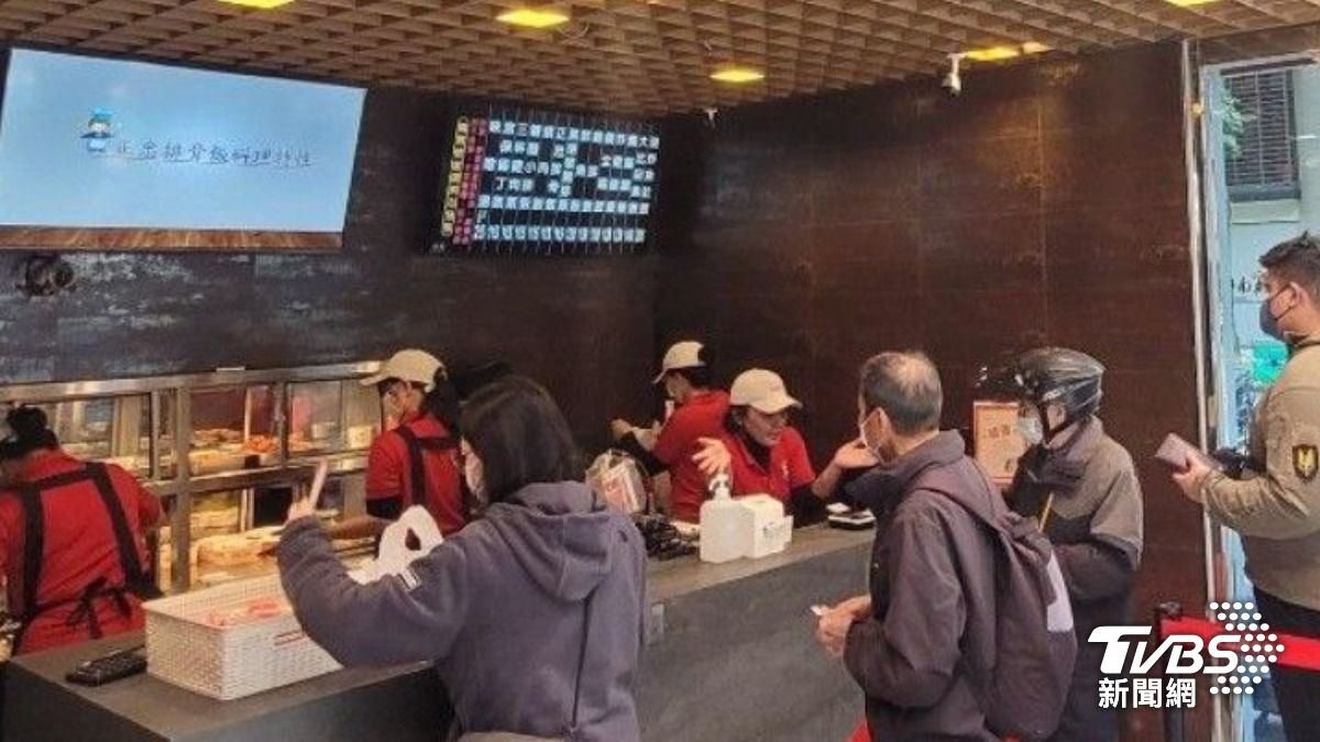 正忠排骨飯正式宣布進駐高雄著名光華夜市商圈。(圖/TVBS)
