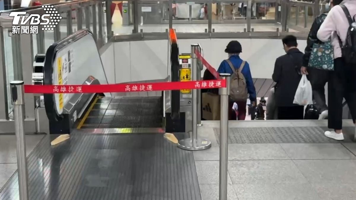 高捷左營站電力跳脫，手扶梯直接停擺。（圖／TVBS）