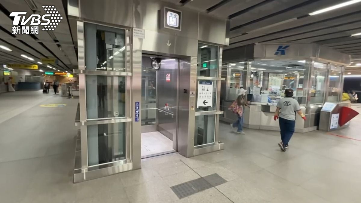 跳電當下，僅有一台電梯仍可使用。（圖／TVBS）
