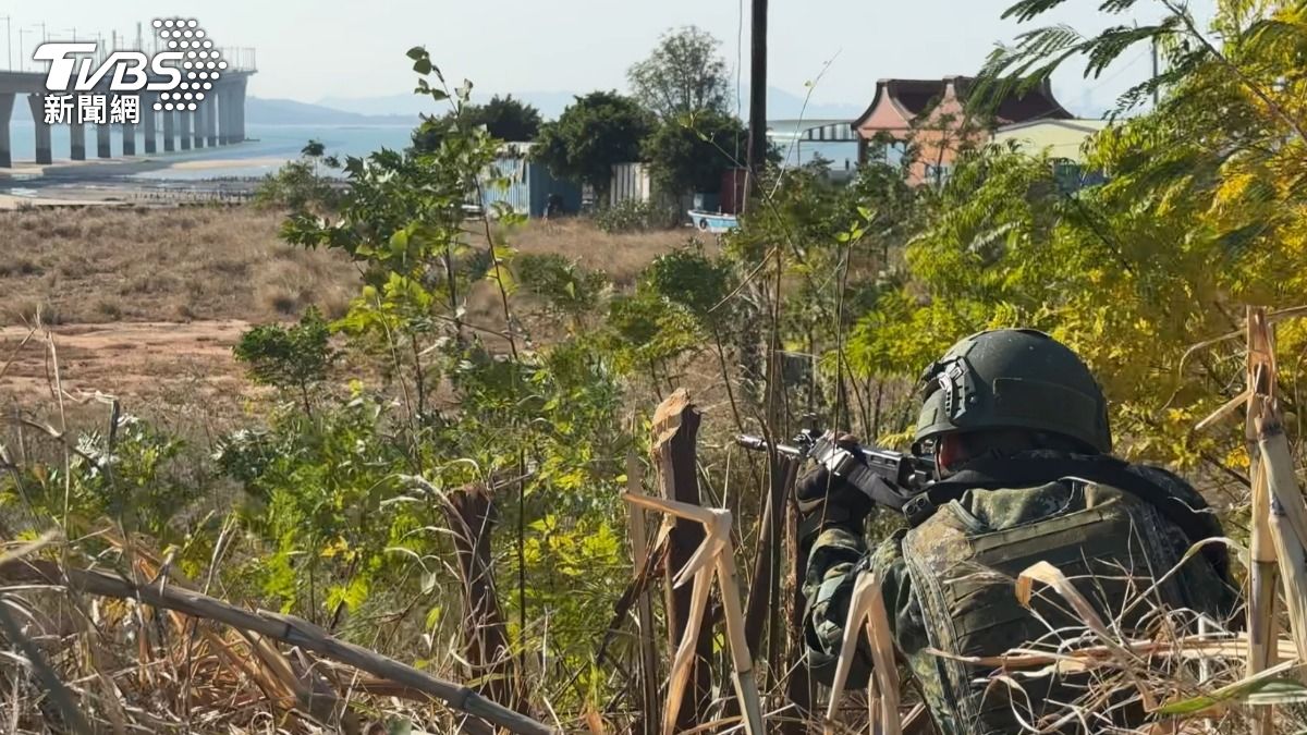 國軍弟兄在樹叢間保持警戒。(圖/程子奕攝)