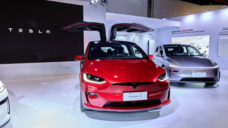 Model X現場展出烈焰紅(Ultra Red)車色,零百加速僅需2.6秒,並具達262km/h的最高速度,堪稱地表最速純電豪華休旅,與Model 3、Model Y同享台北車展限定優惠低利購車方案。(圖/翻攝自台灣特斯拉)
