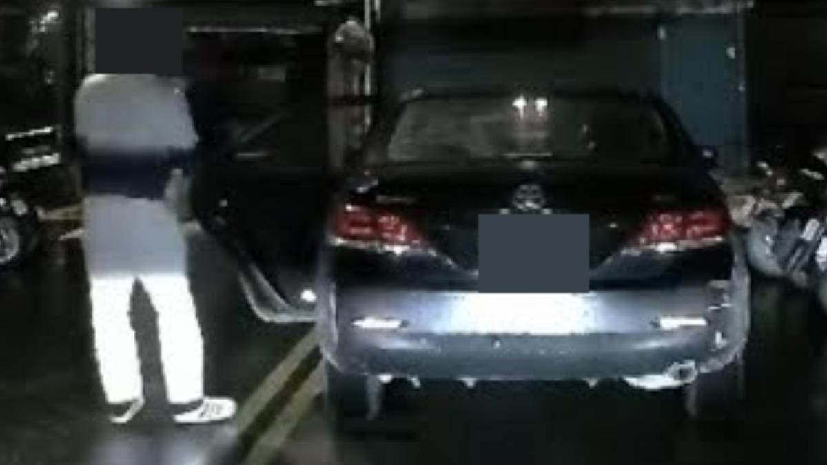 把馬路當自己家?轎車「違停路中央」鎖門就走 獨留駕駛傻眼