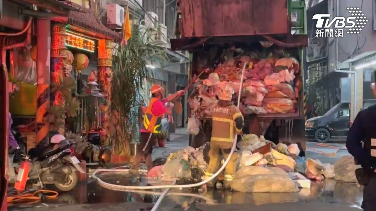 清運過程突然起火，垃圾車內部悶燒，消防隊結合清潔員邊滅火邊找火源。（圖／TVBS）