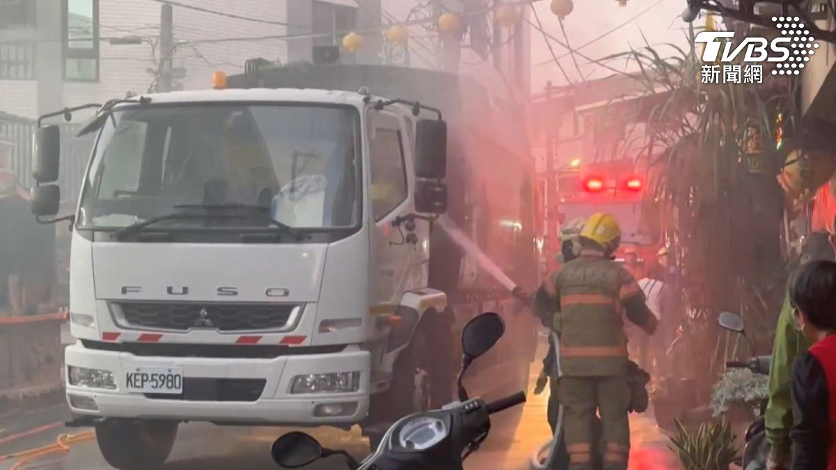 清運過程突然起火，垃圾車內部悶燒，消防隊結合清潔員邊滅火邊找火源。（圖／TVBS）