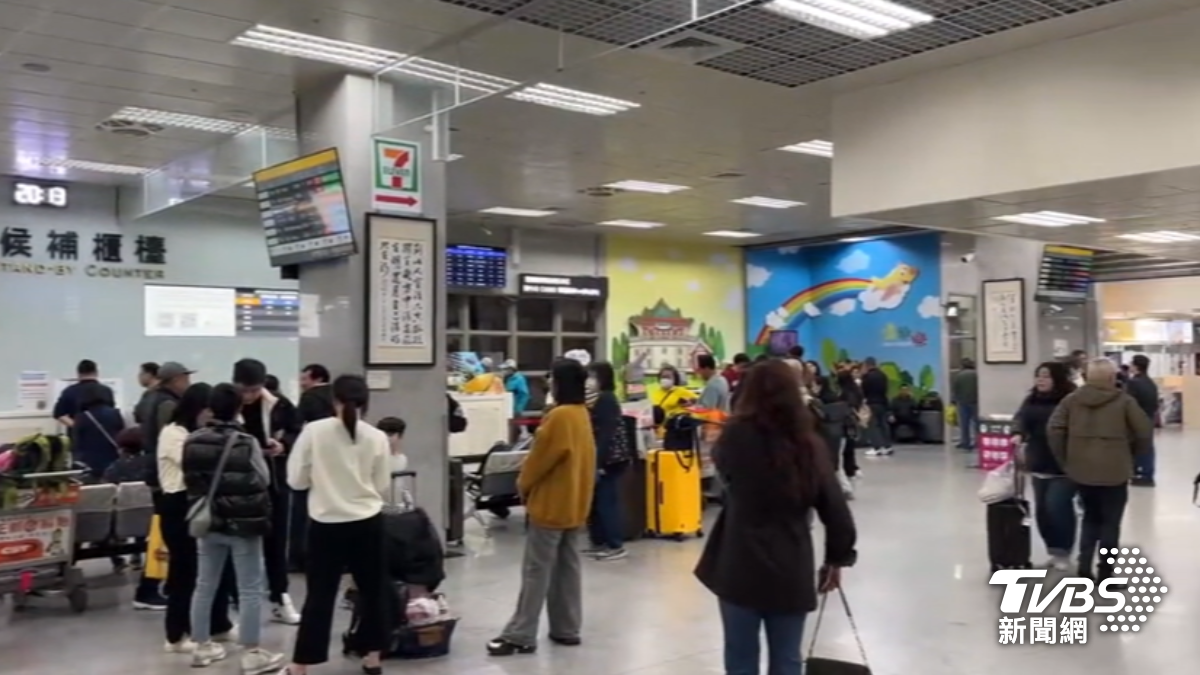 大陸對台海軍演,導致國內班機大亂,金門有60架班機取消,候補人數上千人。(圖/TVBS)