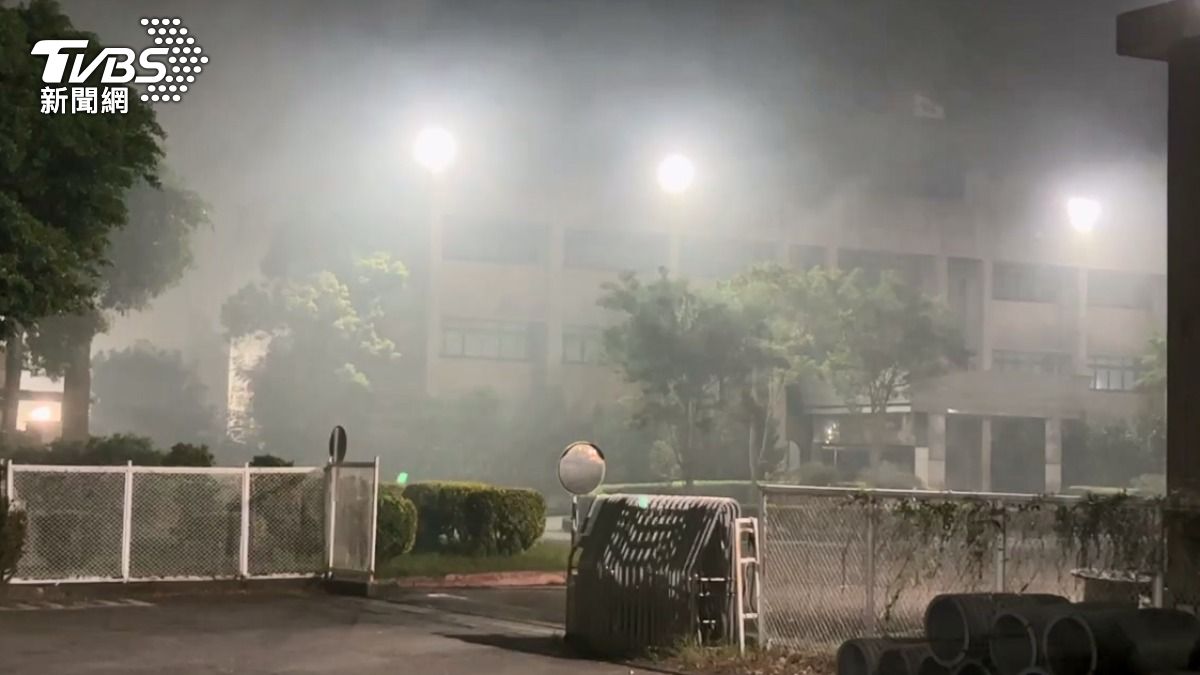 廠區周邊空氣瀰漫煙霧。(圖/TVBS)