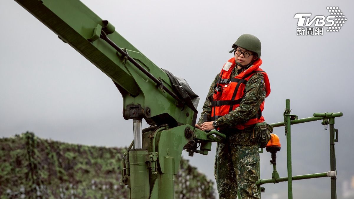 工兵部隊執行河道阻絕任務。（圖／國防部提供）