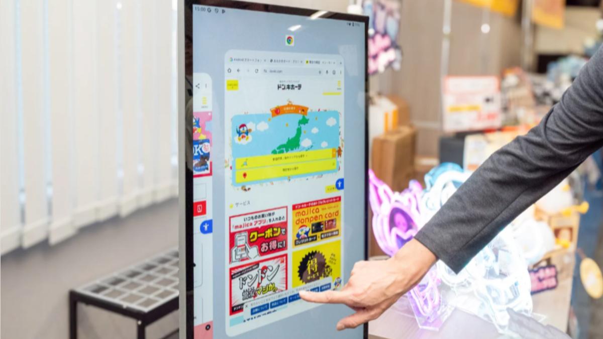 這款巨大手機外觀宛如電視，卻可像手機一樣使用。（圖／翻攝自HUFFPOST）