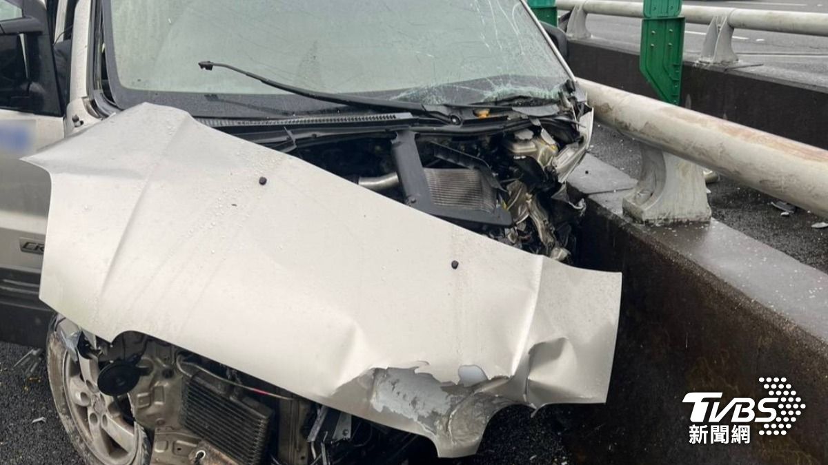 快訊/國3鶯歌交流道小貨車自撞「車頭變形」 駕駛一度受困