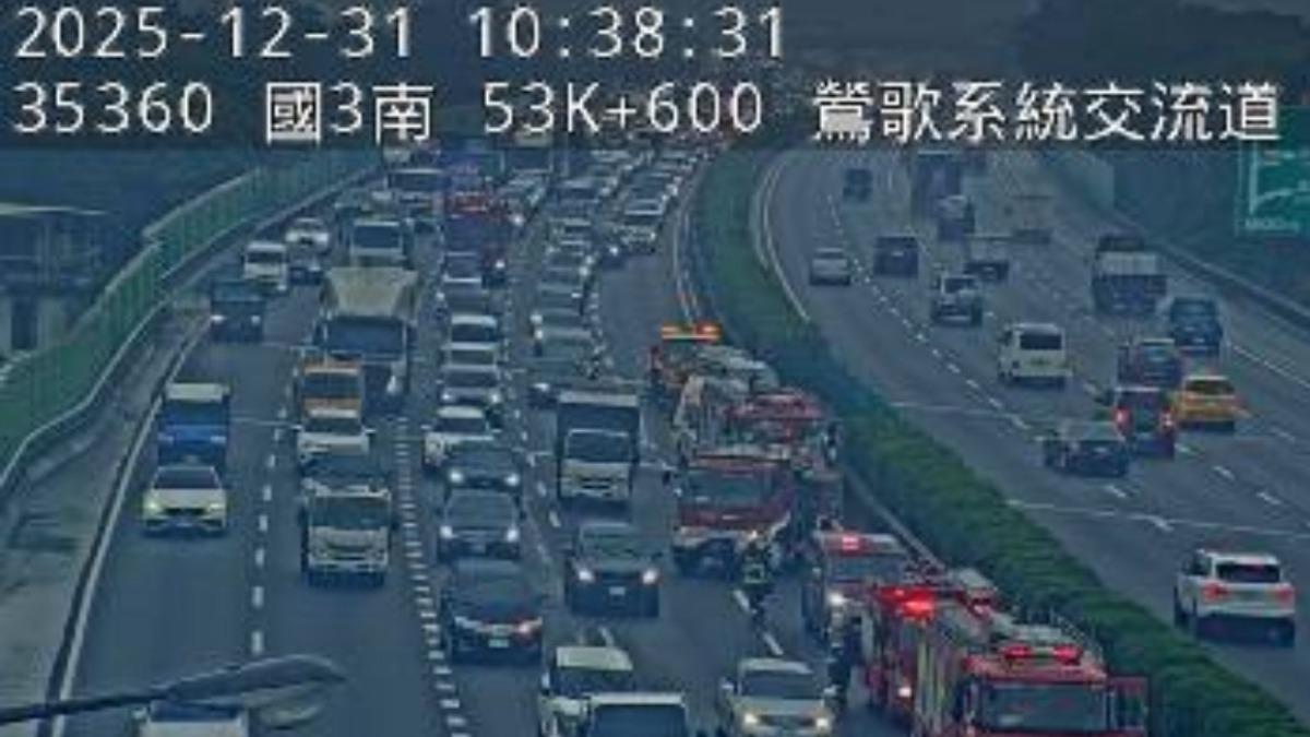 事故造成車流回堵。(圖/翻攝自國道即時影像)