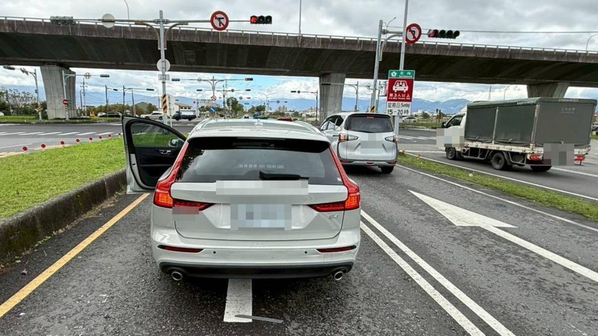 宜蘭追撞肇逃 白色權利車倒退百公尺變換車道逃逸