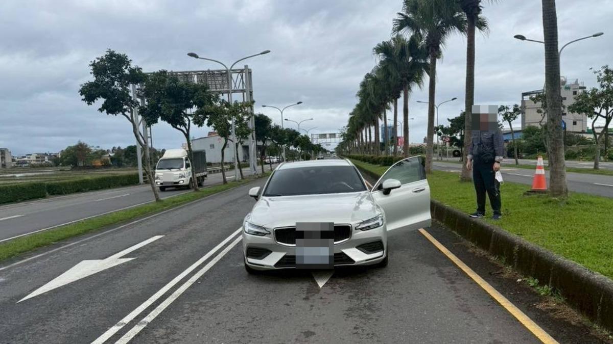 停等紅燈突遭追撞 肇事車百公尺倒車逃逸。(圖/羅東分局)