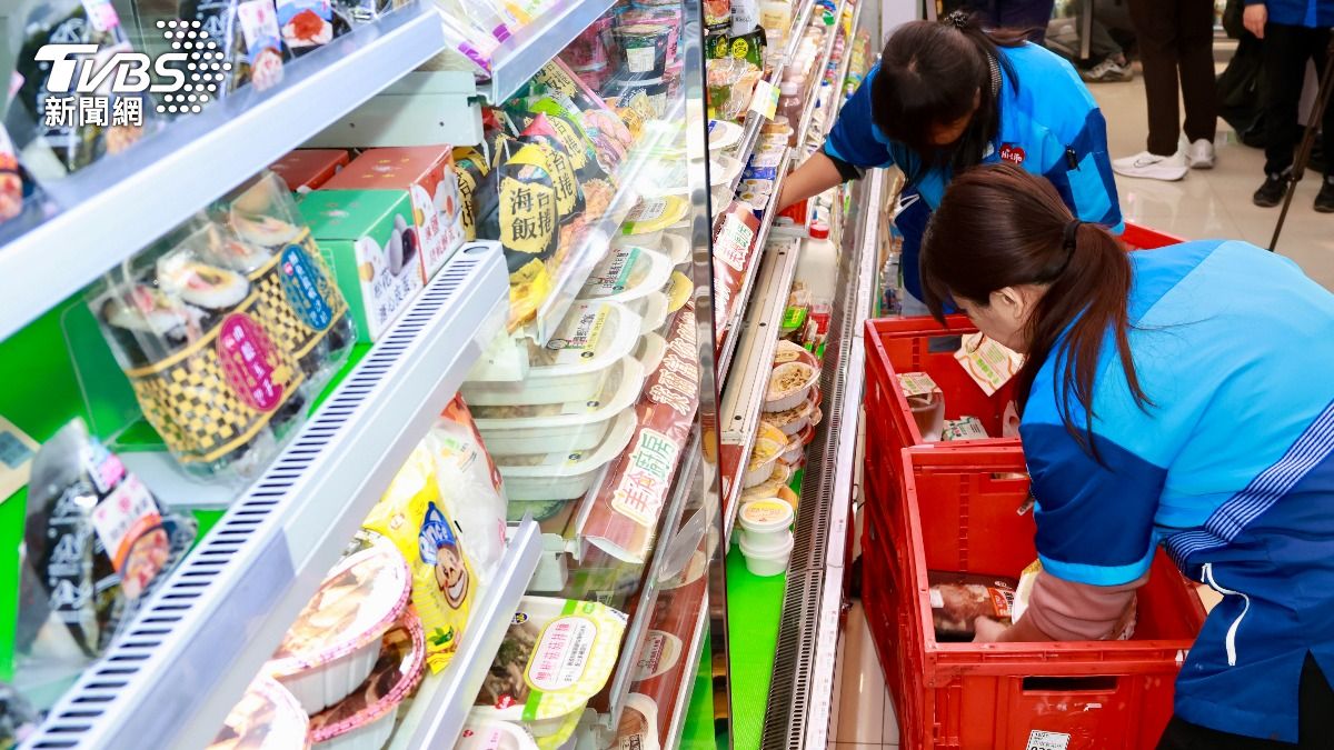 超商店員補貨。(圖/潘建樺攝)