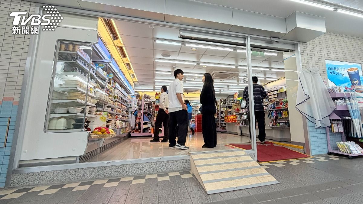 超商店門拆除。(圖/潘建樺攝)