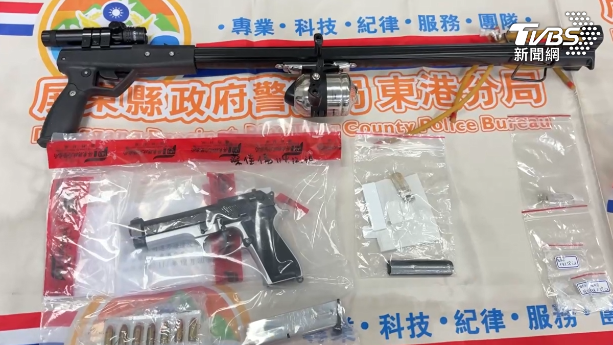 警方在現場找到一把魚槍、手槍、7顆子彈,以及依託咪脂等毒品。(圖/TVBS)