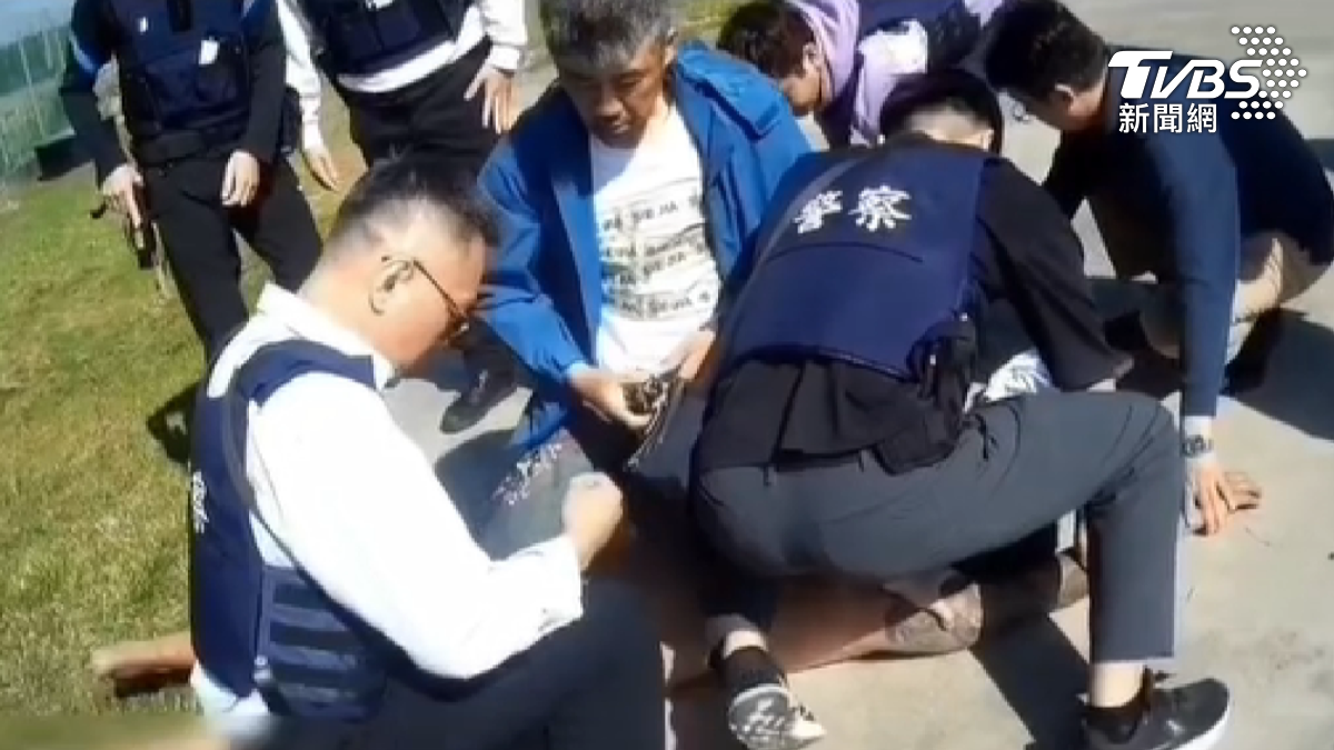 警方上門拘提時嫌犯開車衝撞警方,引發激烈衝突,幸好警方成功將其制伏。(圖/TVBS)