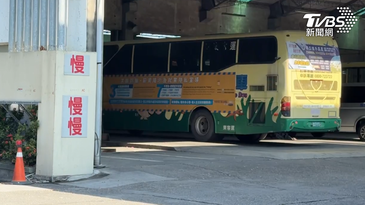 屏東一名學生在搭乘校車上學途中睡著,司機未察覺而載回客運停車場,被反鎖在車內,校方直到十點多,才知道學生未到校。(圖/TVBS)