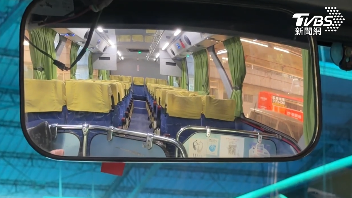 屏東一名學生在搭乘校車上學途中睡著,司機未察覺而載回客運停車場,被反鎖在車內,校方直到十點多,才知道學生未到校。(圖/TVBS)