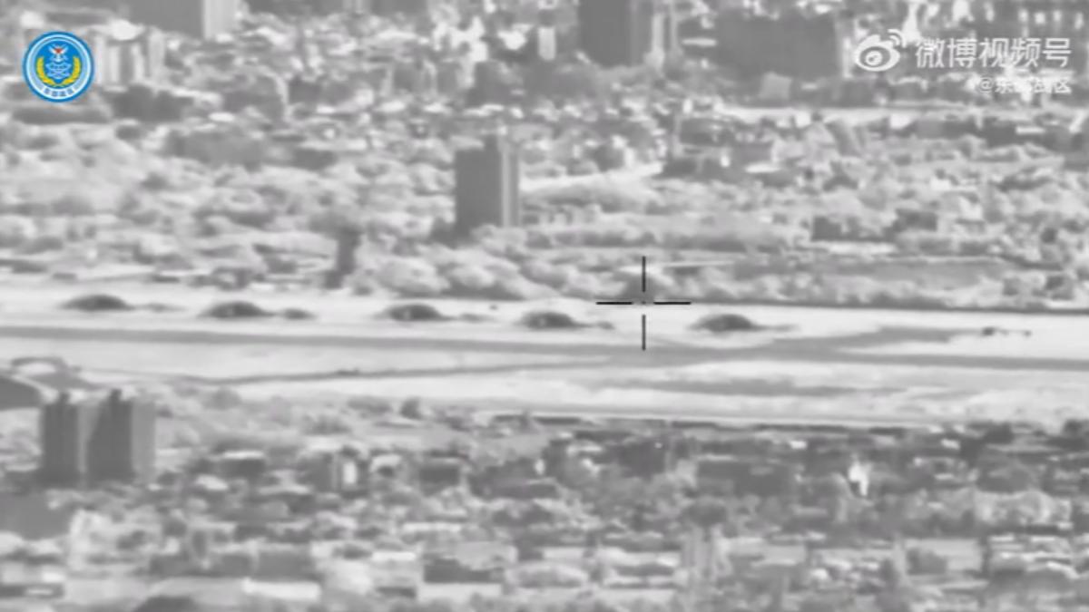 共軍釋出最新恫嚇片,疑似曝光新竹空軍基地監控畫面。(圖/中共東部戰區微博)