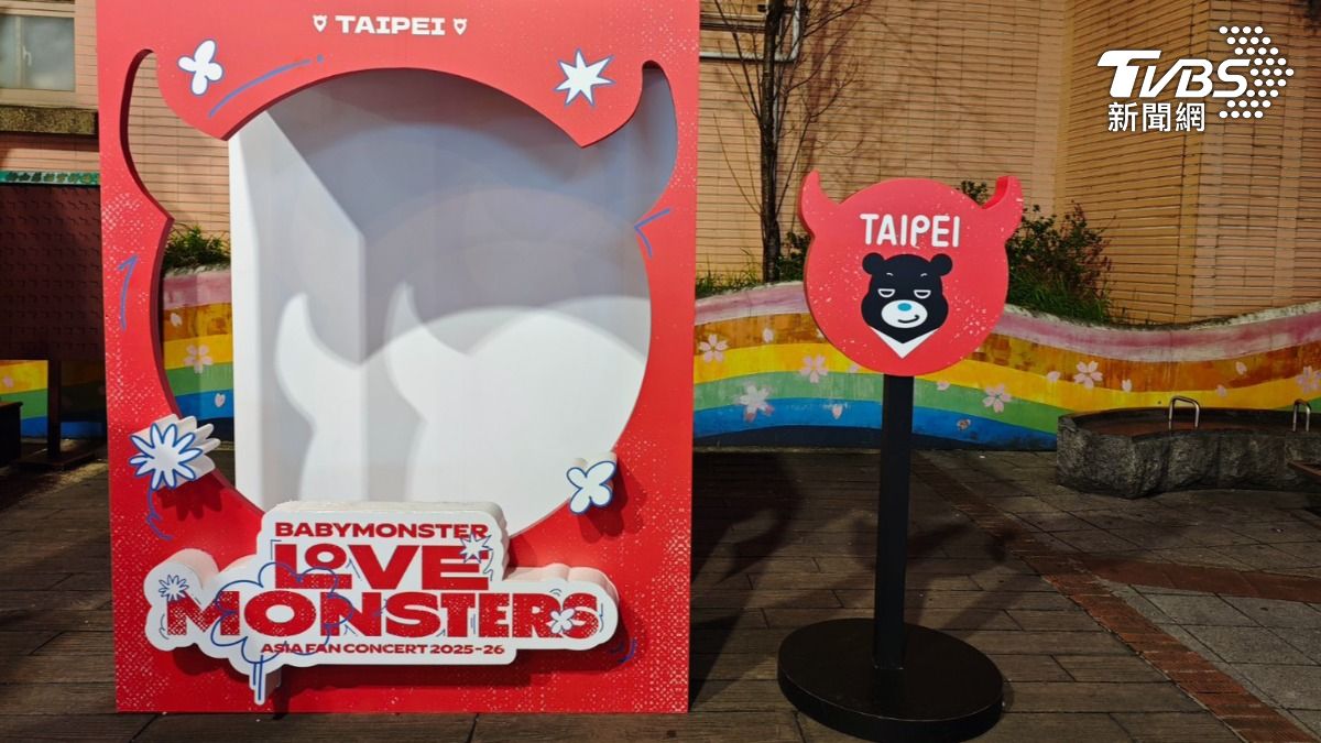 饒河街夜市的BABYMONSTER打卡點可供往來觀光客拍照。(圖/TVBS)