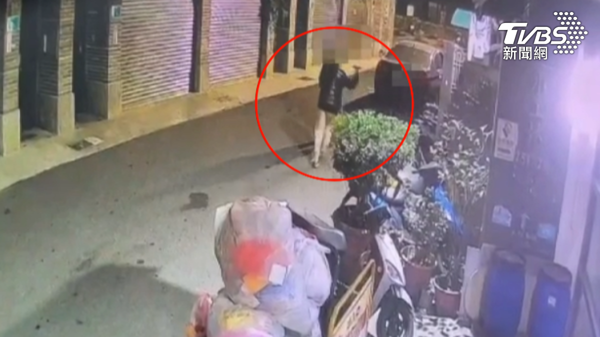 台南仁德區發生一起砍人案,一名男子因工程糾紛持刀追砍業主,事發後嫌犯逃逸,警方正在全力追查中。(圖/TVBS)