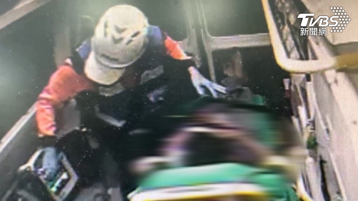 救護車迅速抵達案發現場,送往醫院進行治療。(圖/TVBS)