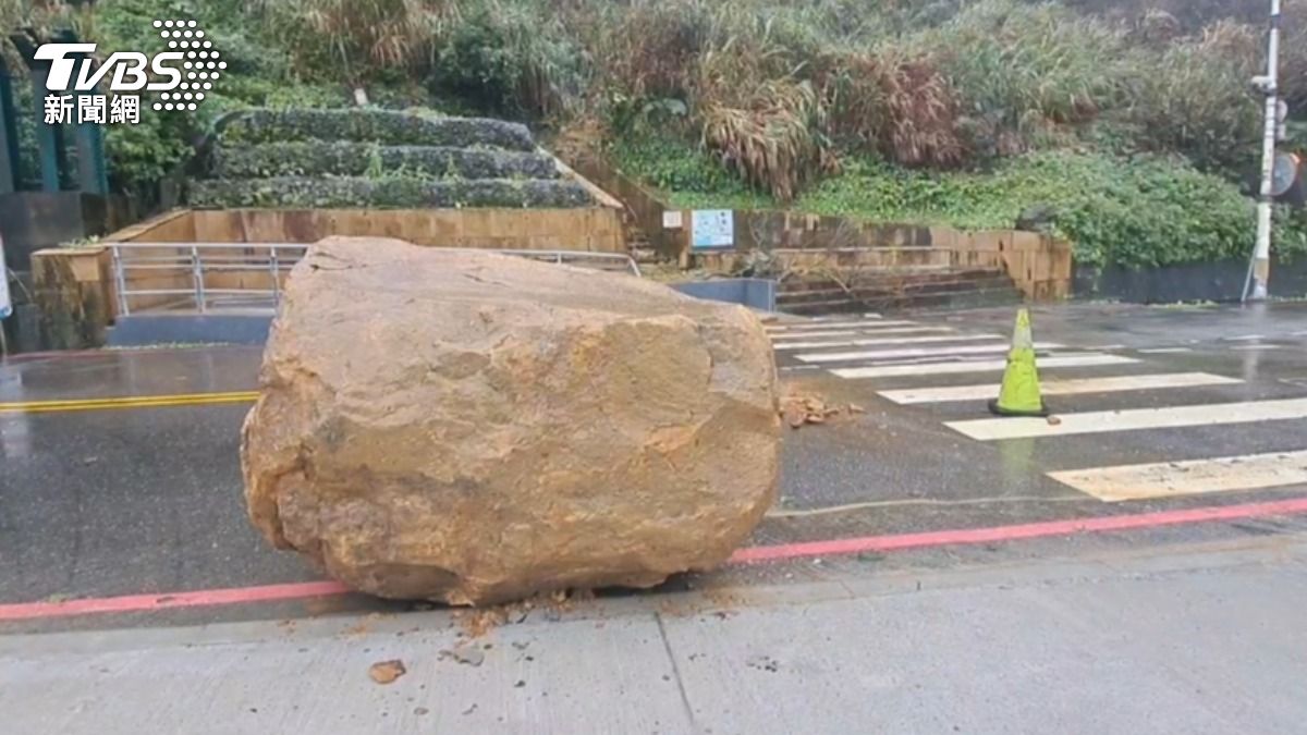大雨不斷!基隆外木山「巨石崩落」卡路上 小客車險遭砸