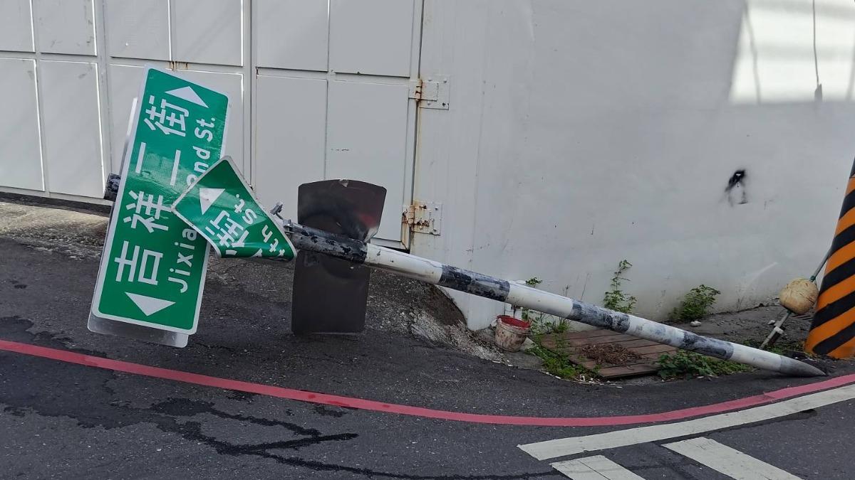 被撞倒的路牌標示牌嚴重變形，幾乎倒在地上。(圖／翻攝 Facebook  余震華 ）