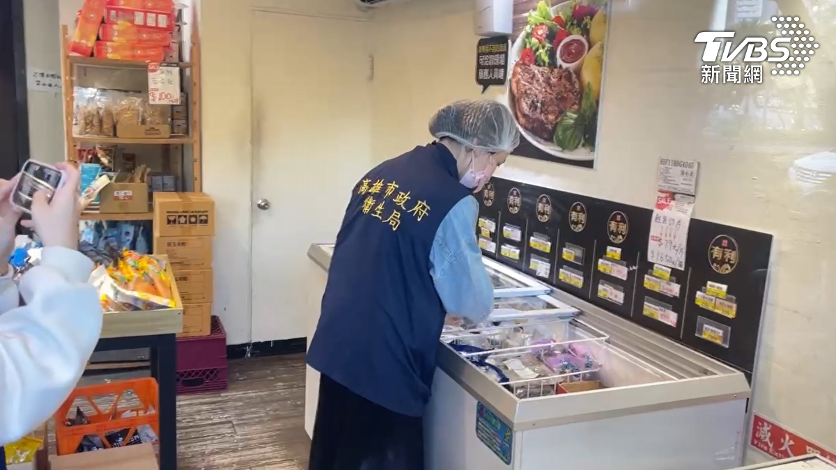 衛生局人員針對此事件展開全面調查，分別前往海鮮公司的冷凍倉儲以及兩間門市進行效期稽查。（圖／TVBS）