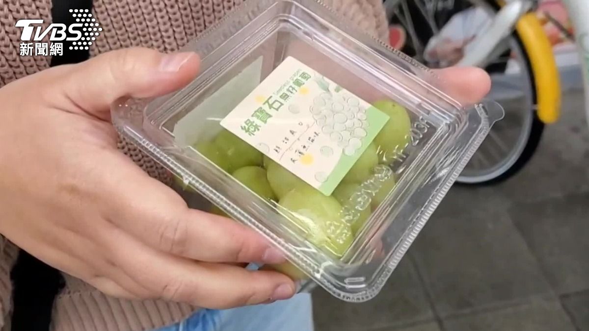 7-11也有剛好12顆的綠葡萄盒裝水果,但部分門市已經賣完。(圖/TVBS)