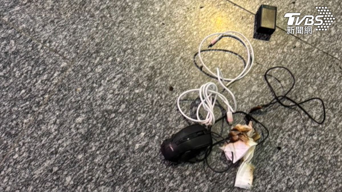 旅客隨身包的行動電源,突然冒出火花,電線都燒焦。(圖/TVBS)